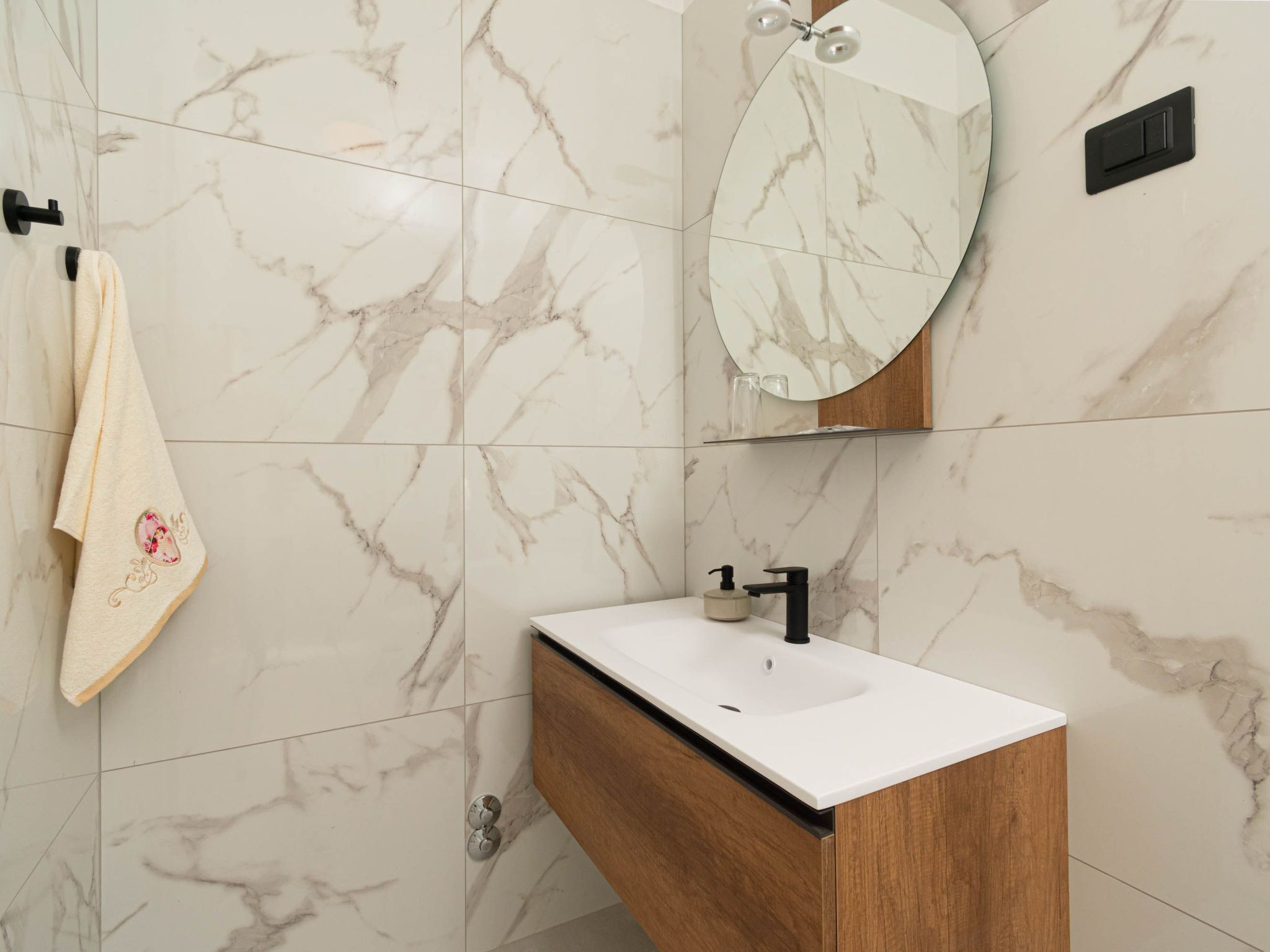 Modern 300m² Villa - King Beds and Leisure Zone-Binnen