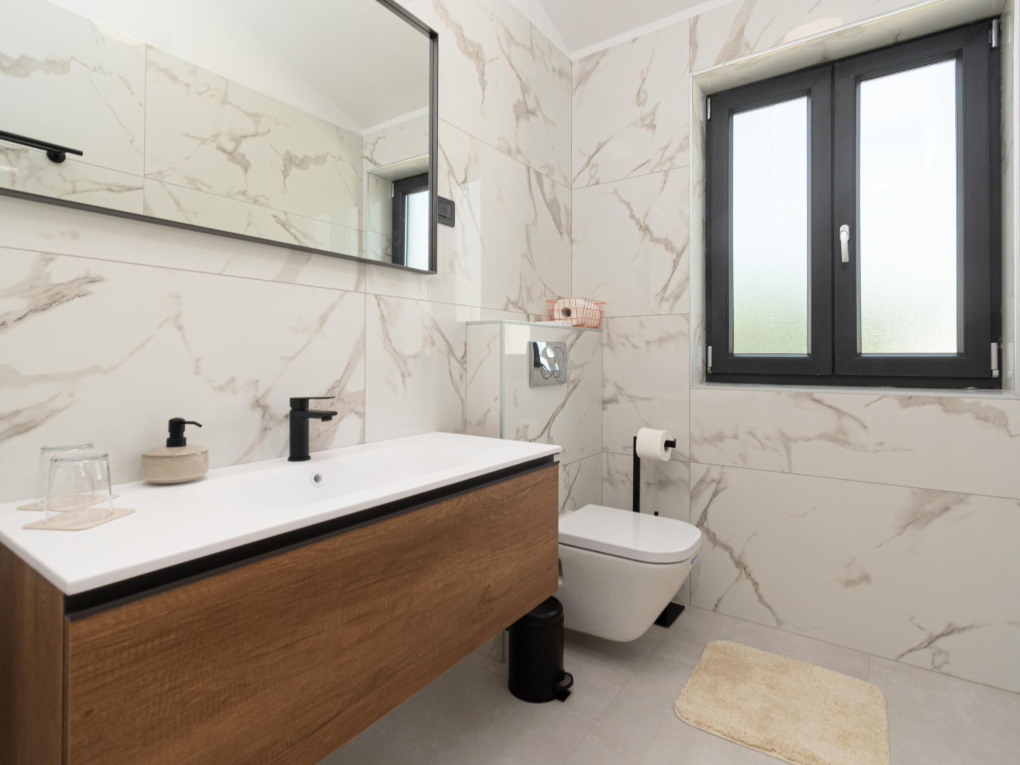 Modern 300m² Villa - King Beds and Leisure Zone-Binnen