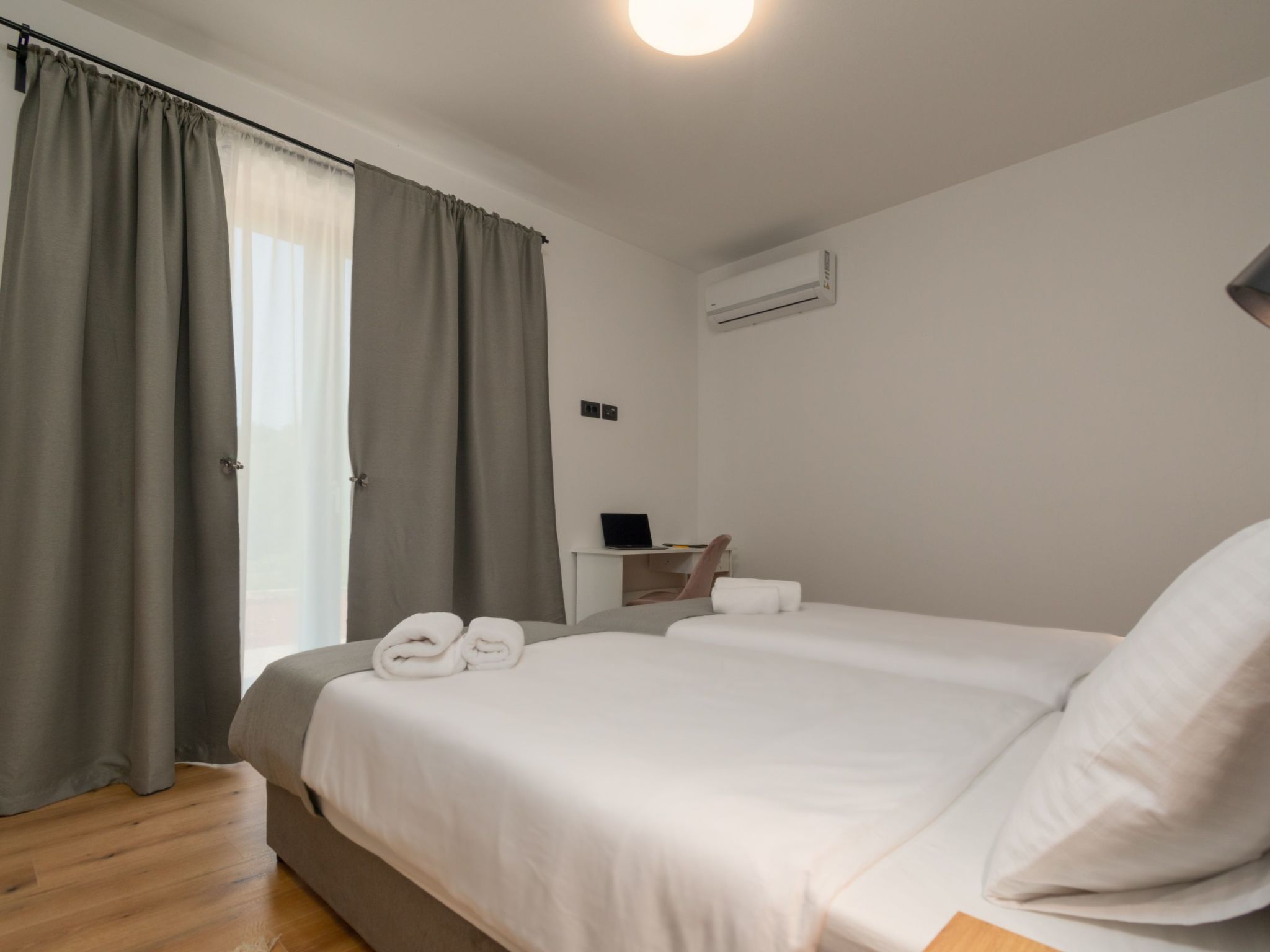 Modern 300m² Villa - King Beds and Leisure Zone-Binnen