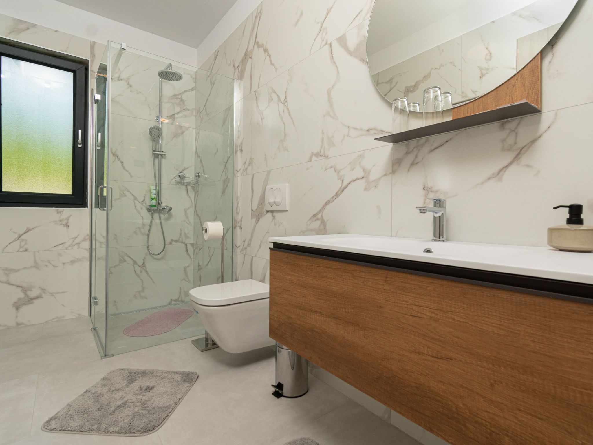 Modern 300m² Villa - King Beds and Leisure Zone-Binnen