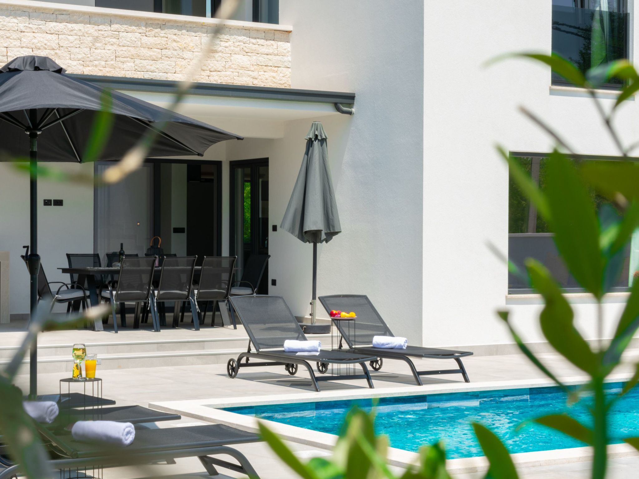 Modern 300m² Villa - King Beds and Leisure Zone-Binnen