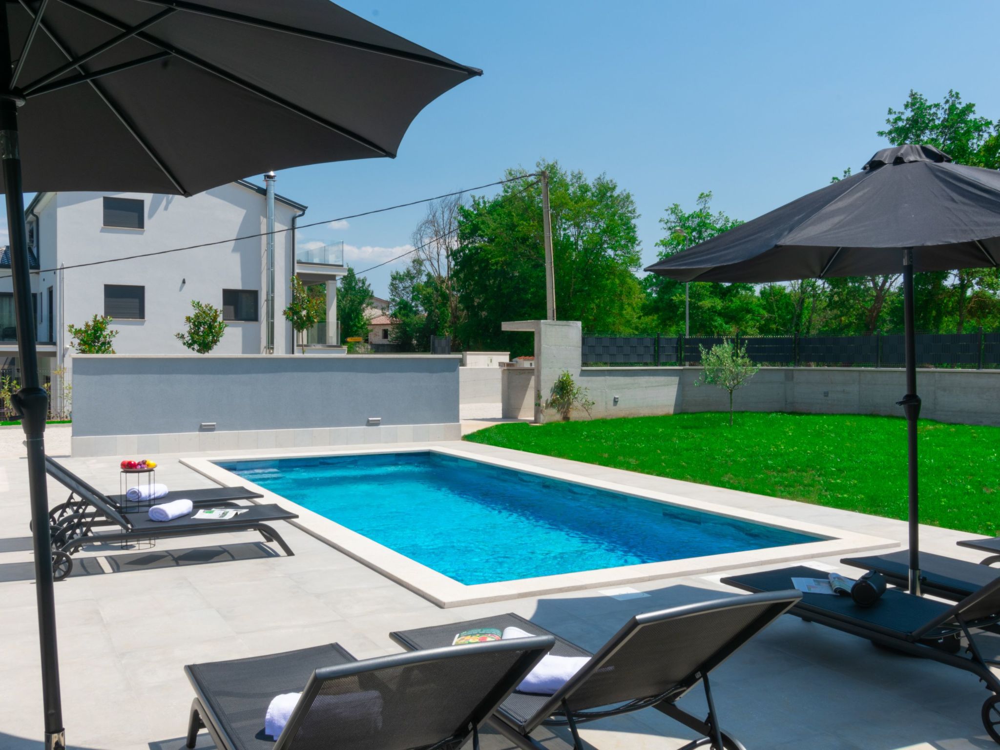 Modern 300m² Villa - King Beds and Leisure Zone-Binnen