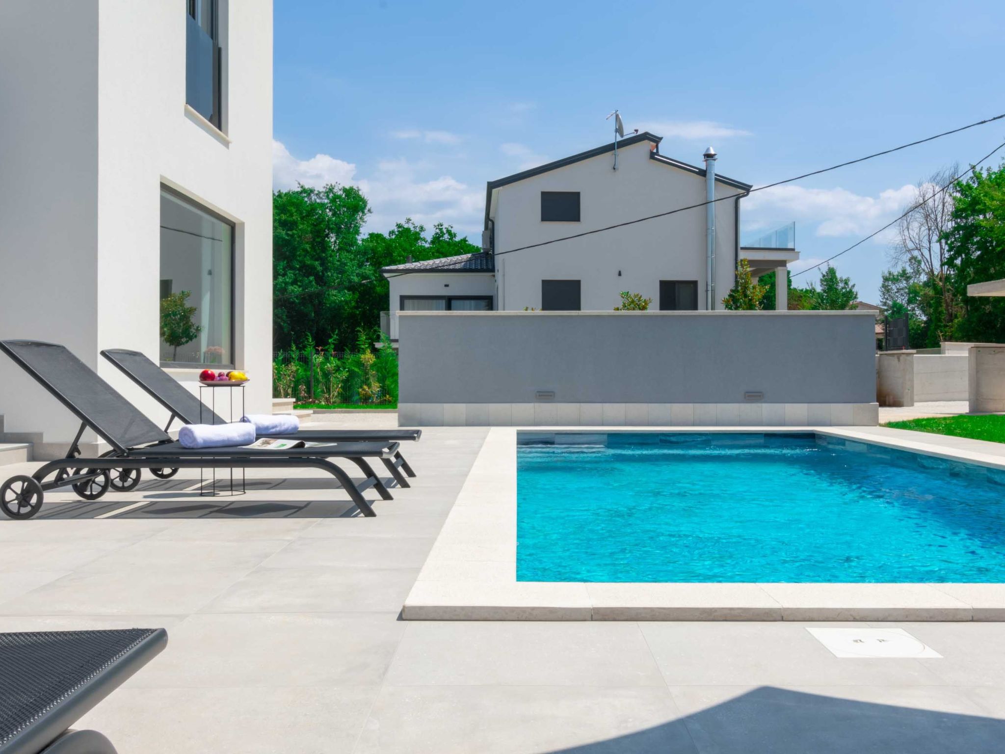 Modern 300m² Villa - King Beds and Leisure Zone-Binnen