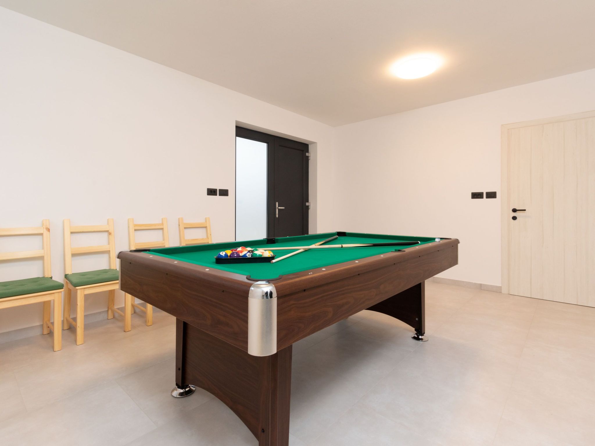 Modern 300m² Villa - King Beds and Leisure Zone-Binnen