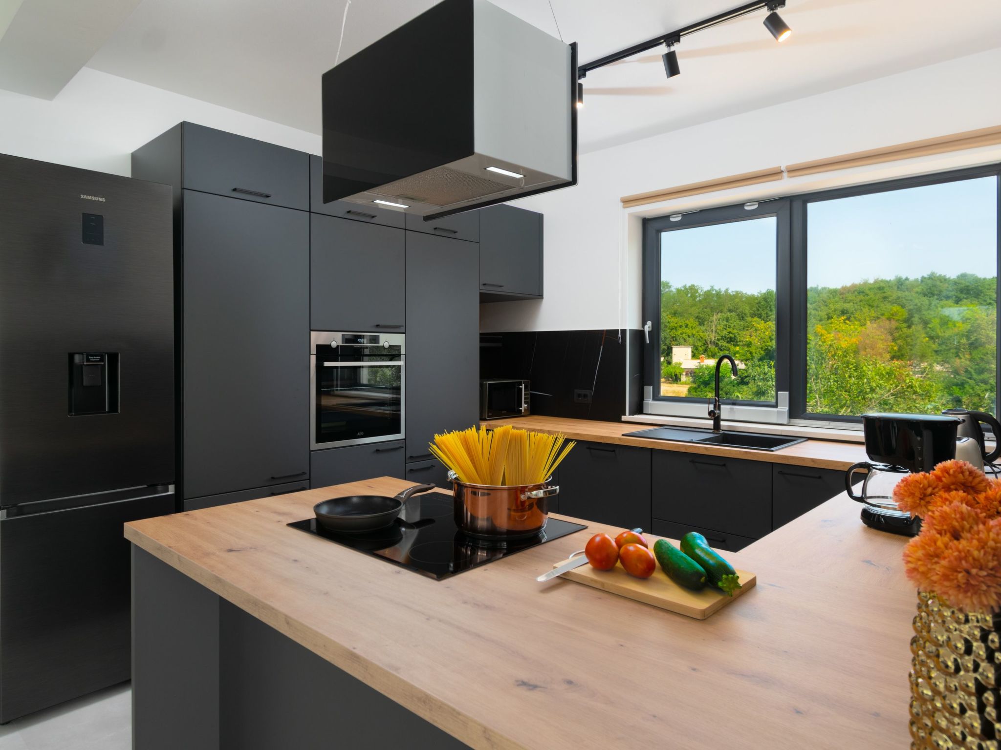 Modern 300m² Villa - King Beds and Leisure Zone-Binnen