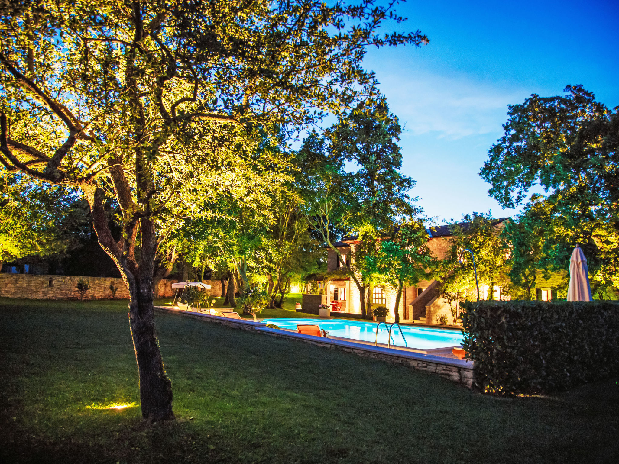 Luxusvilla mit Garten und Pool sowie herrlicher Aussicht