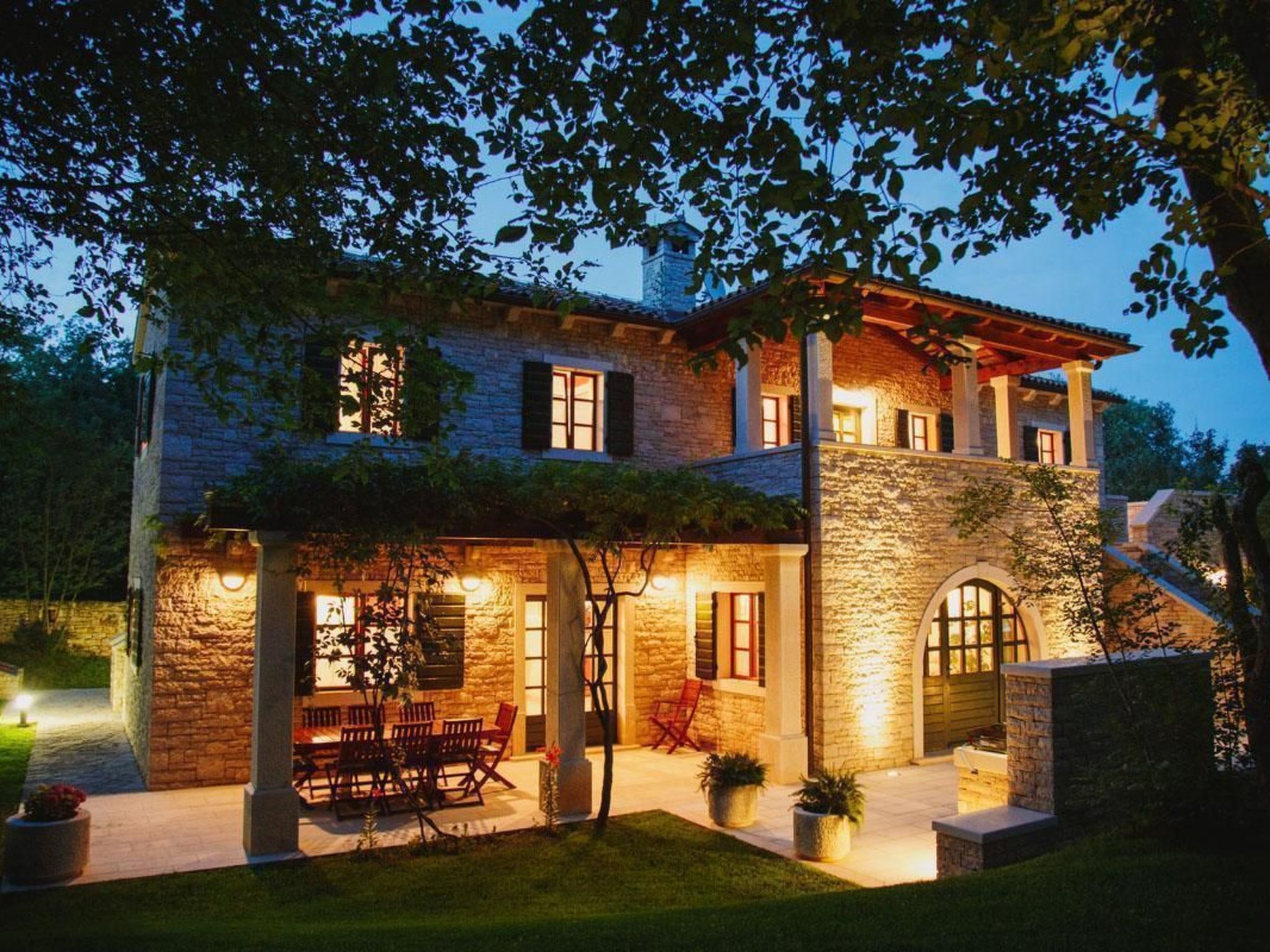Luxusvilla mit Garten und Pool sowie herrlicher Aussicht