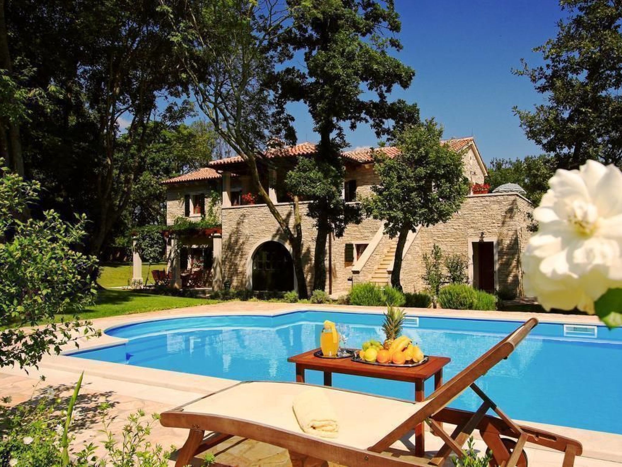 Luxusvilla mit Garten und Pool sowie herrlicher Aussicht - Image-tags.info