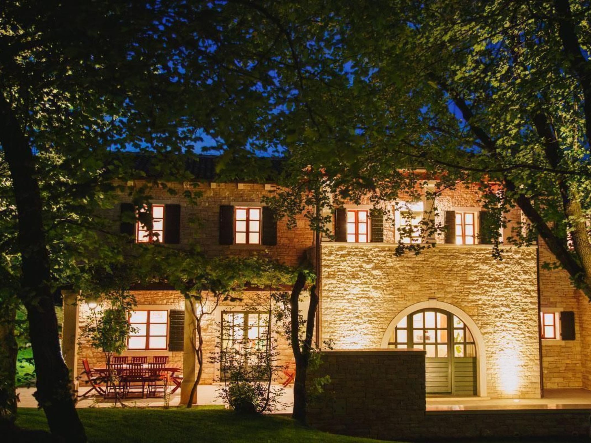 Luxusvilla mit Garten und Pool sowie herrlicher Aussicht - Image-tags.info