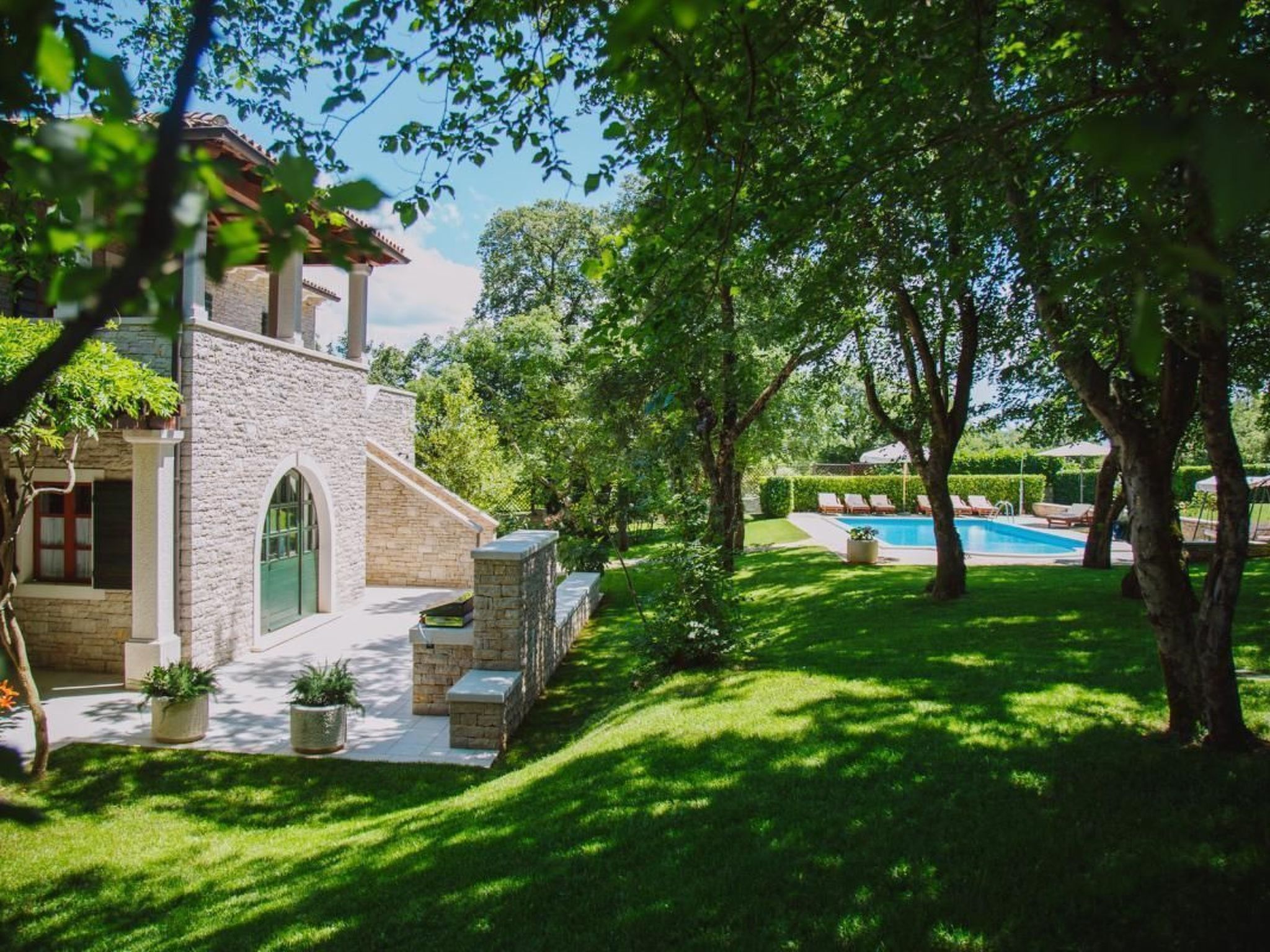 Luxusvilla mit Garten und Pool sowie herrlicher Aussicht - Image-tags.info