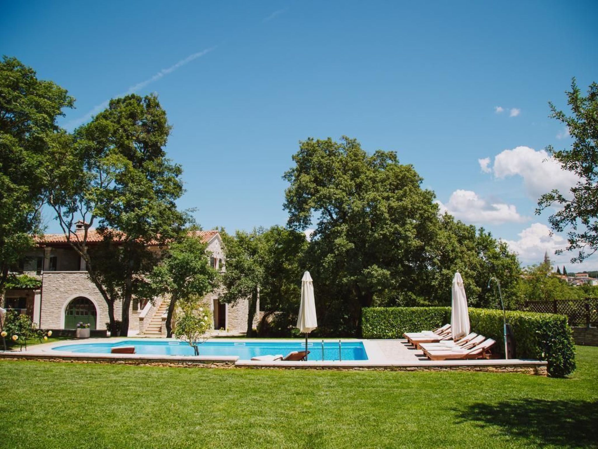 Luxusvilla mit Garten und Pool sowie herrlicher Aussicht - Image-tags.info