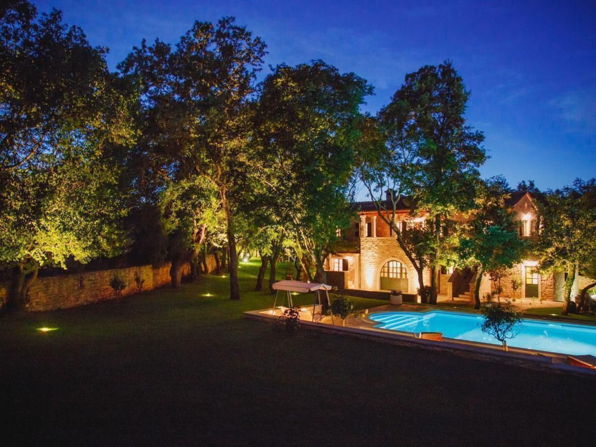 Luxusvilla mit Garten und Pool sowie herrlicher Aussicht - Image-tags.info
