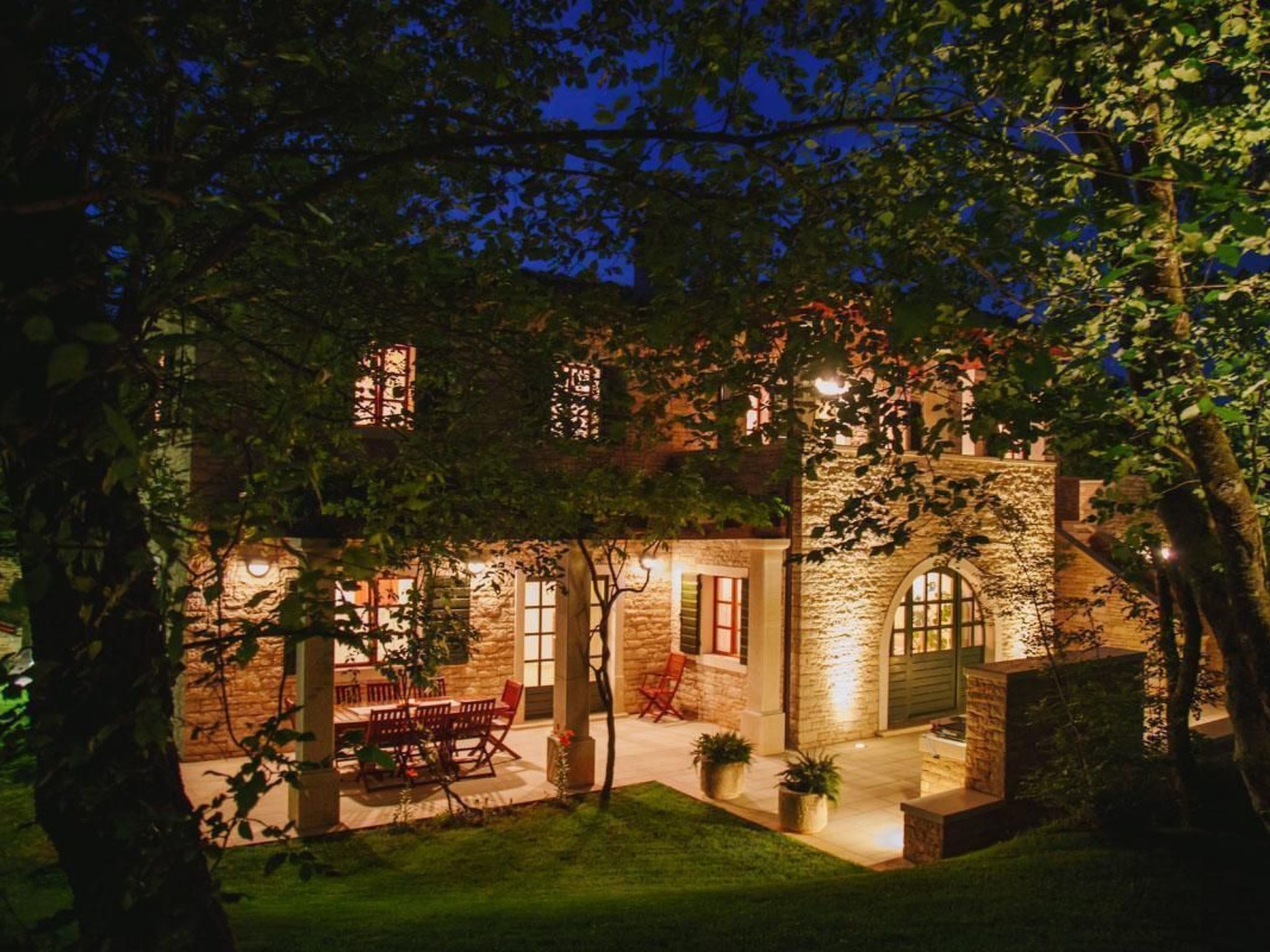 Luxusvilla mit Garten und Pool sowie herrlicher Aussicht - Image-tags.info