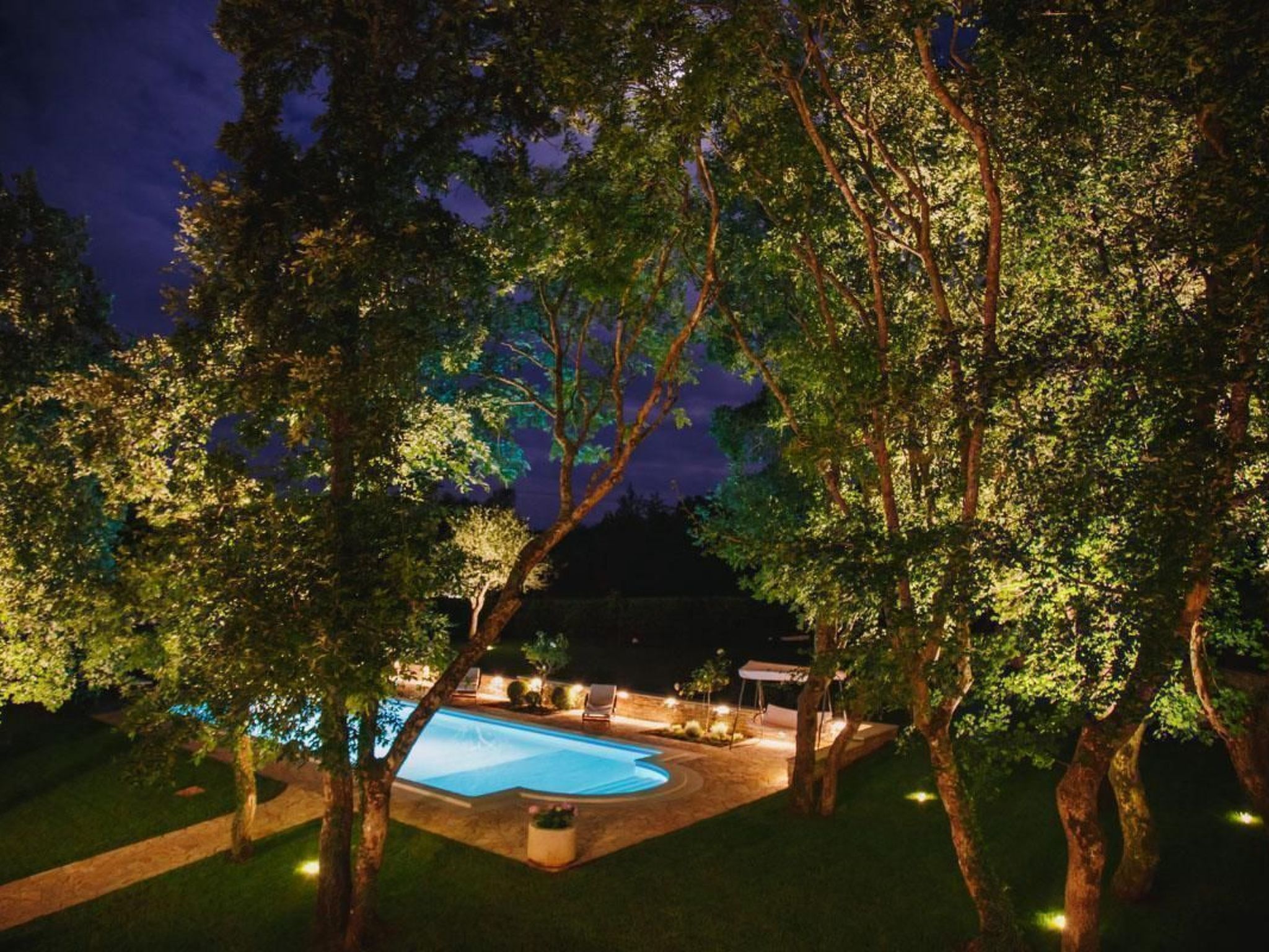 Luxusvilla mit Garten und Pool sowie herrlicher Aussicht - Image-tags.info