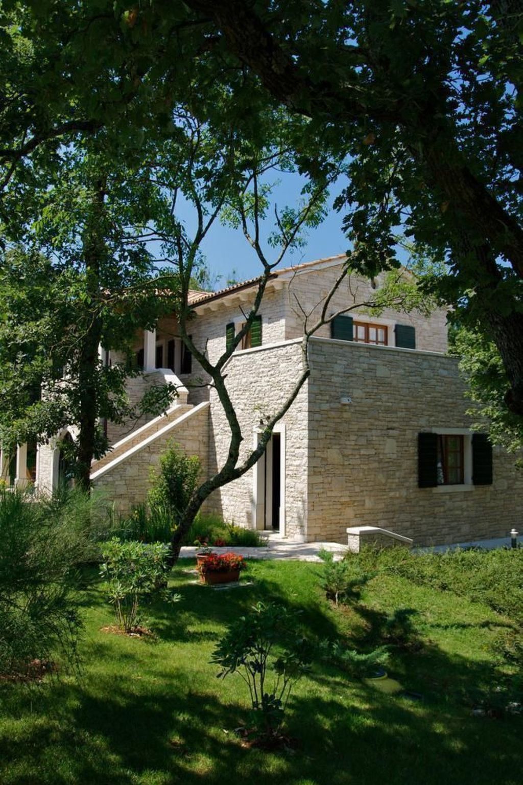 Luxusvilla mit Garten und Pool sowie herrlicher Aussicht - Image-tags.info