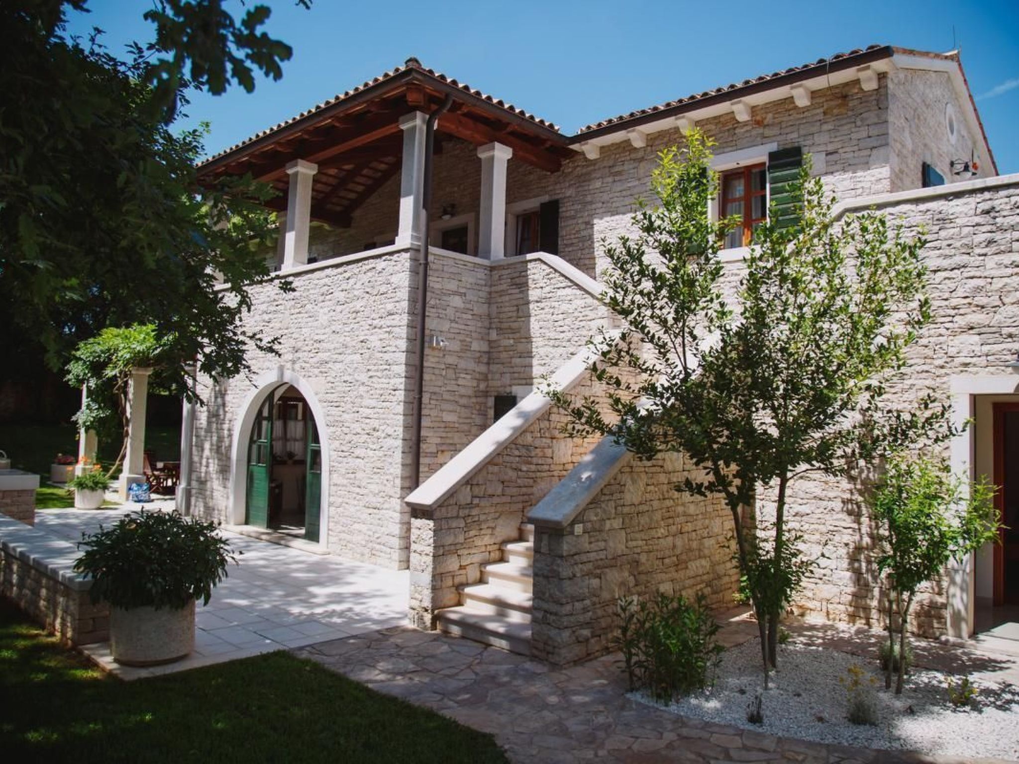 Luxusvilla mit Garten und Pool sowie herrlicher Aussicht - Image-tags.info