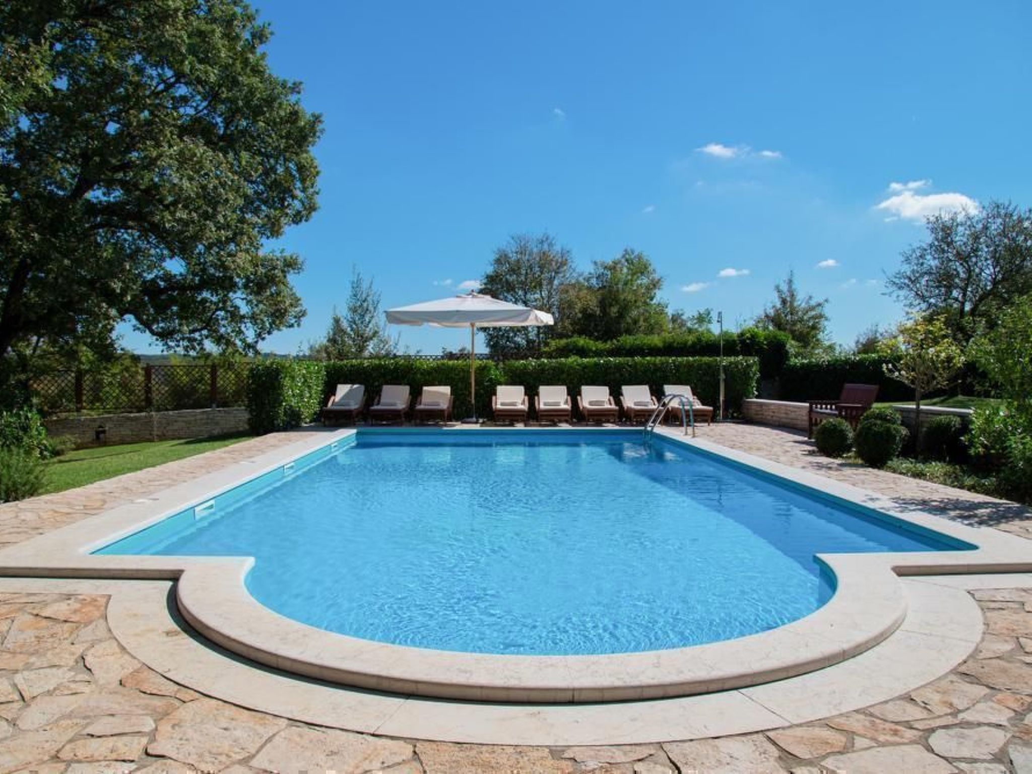 Luxusvilla mit Garten und Pool sowie herrlicher Aussicht - Image-tags.info