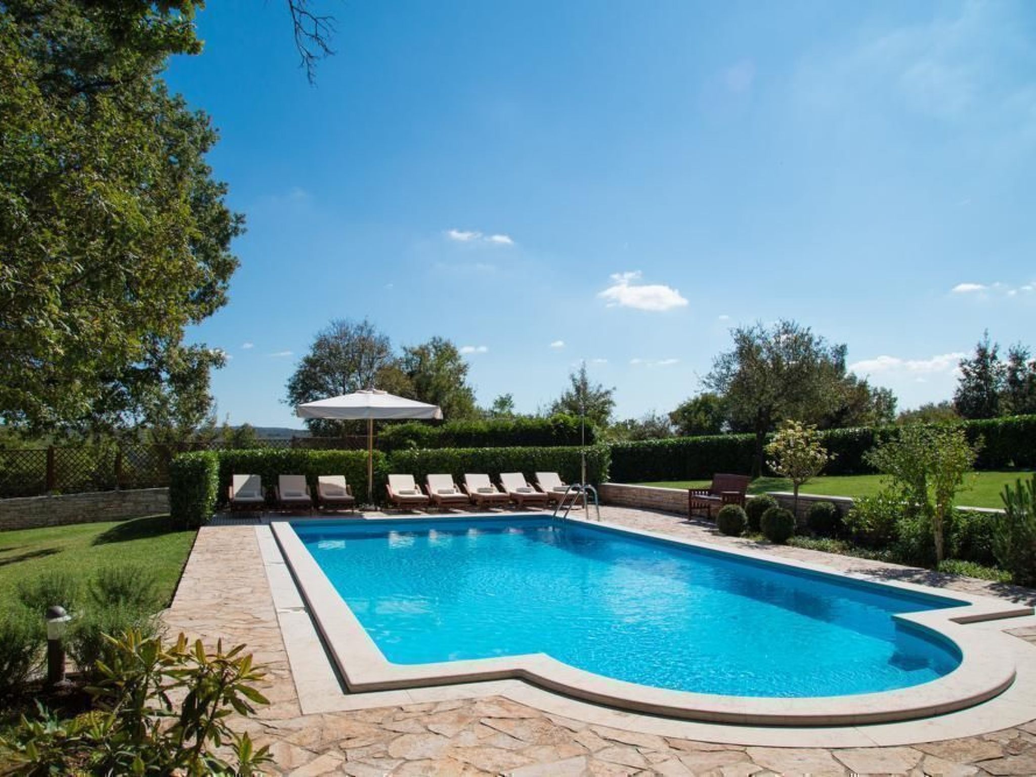 Luxusvilla mit Garten und Pool sowie herrlicher Aussicht - Image-tags.info