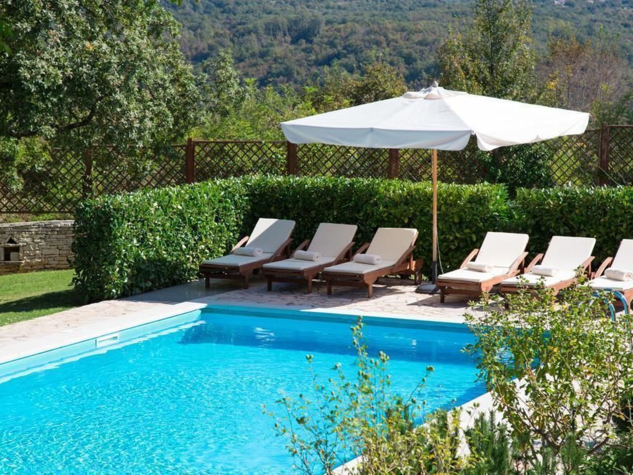 Luxusvilla mit Garten und Pool sowie herrlicher Aussicht - Image-tags.info