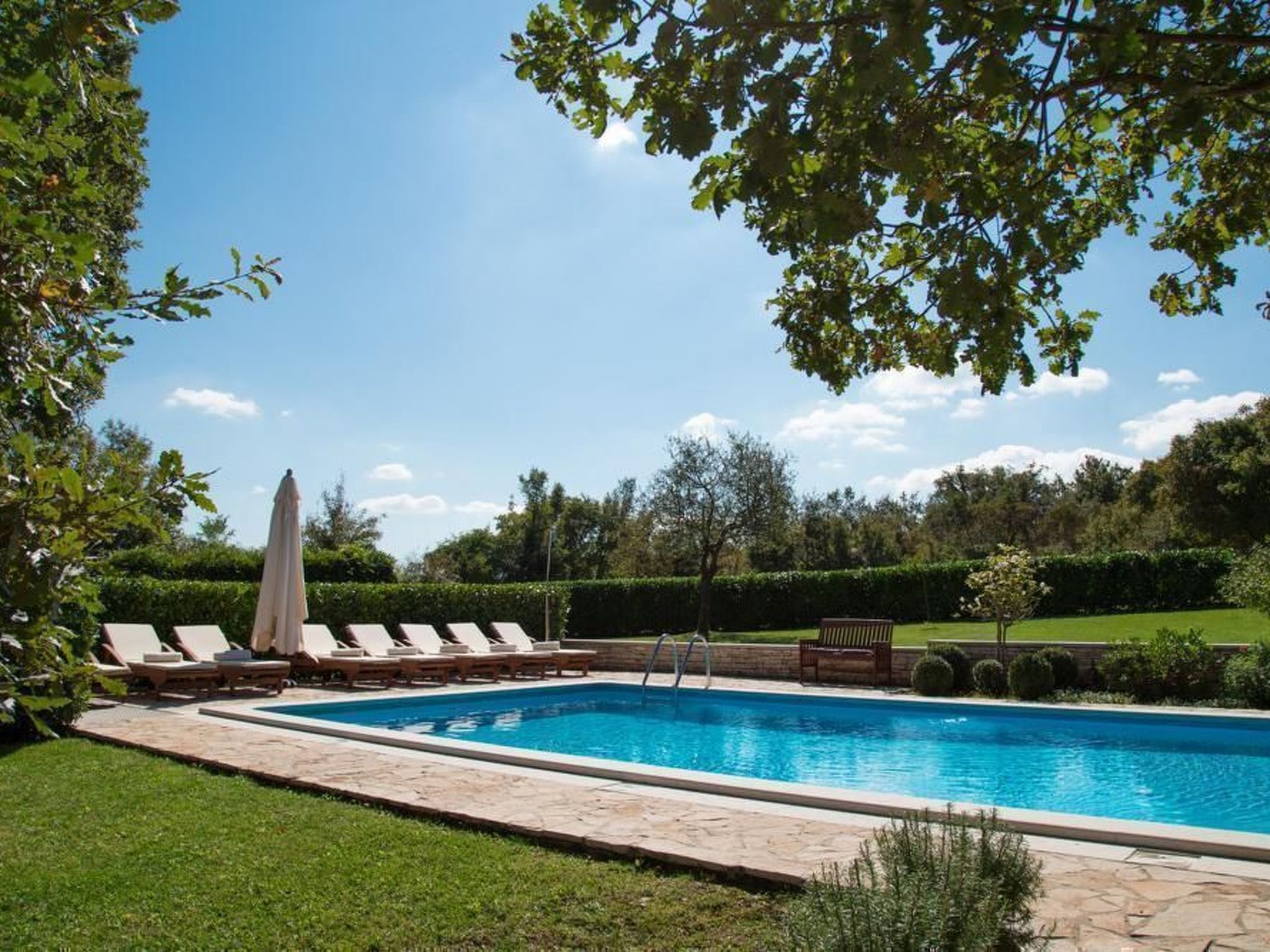 Luxusvilla mit Garten und Pool sowie herrlicher Aussicht - Image-tags.info