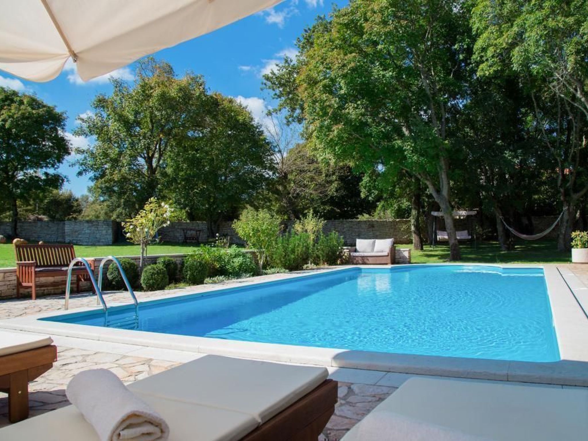 Luxusvilla mit Garten und Pool sowie herrlicher Aussicht - Image-tags.info