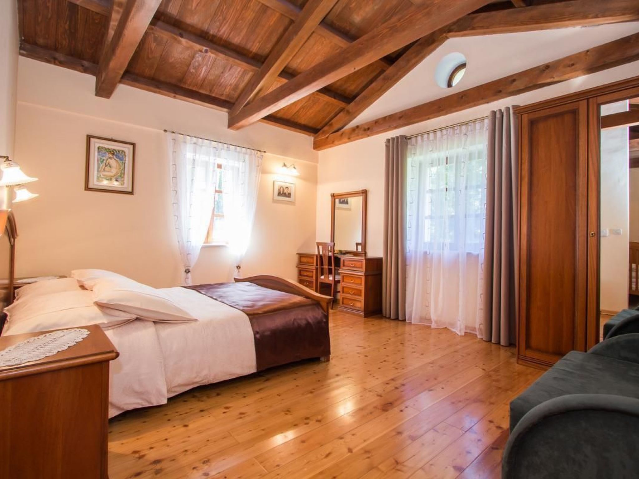 Luxusvilla mit Garten und Pool sowie herrlicher Aussicht