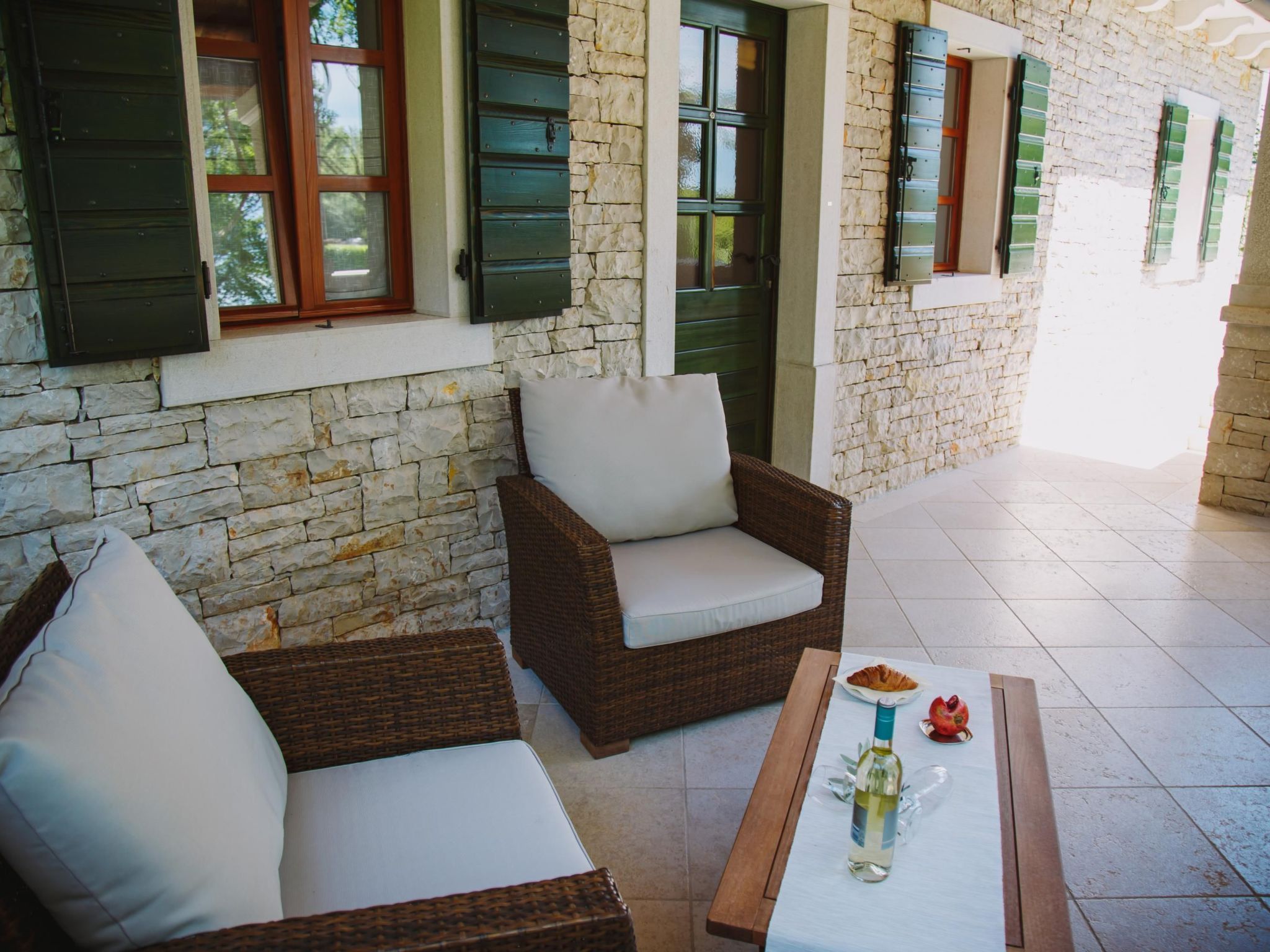 Luxusvilla mit Garten und Pool sowie herrlicher Aussicht - Image-tags.info