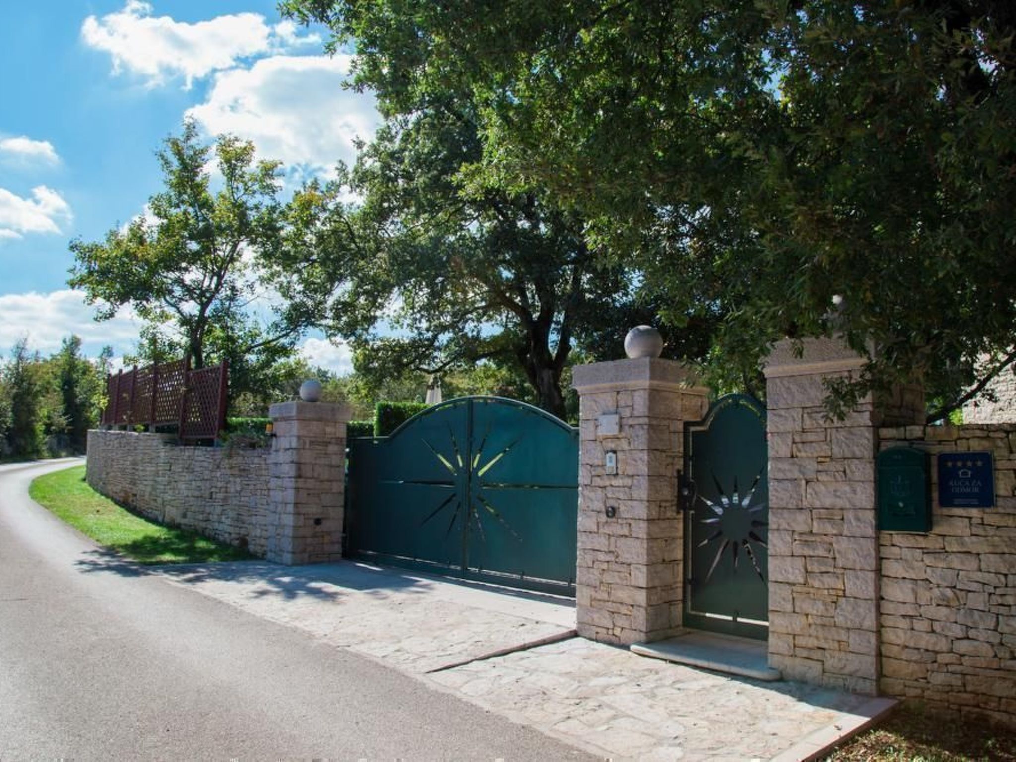 Luxusvilla mit Garten und Pool sowie herrlicher Aussicht - Image-tags.info