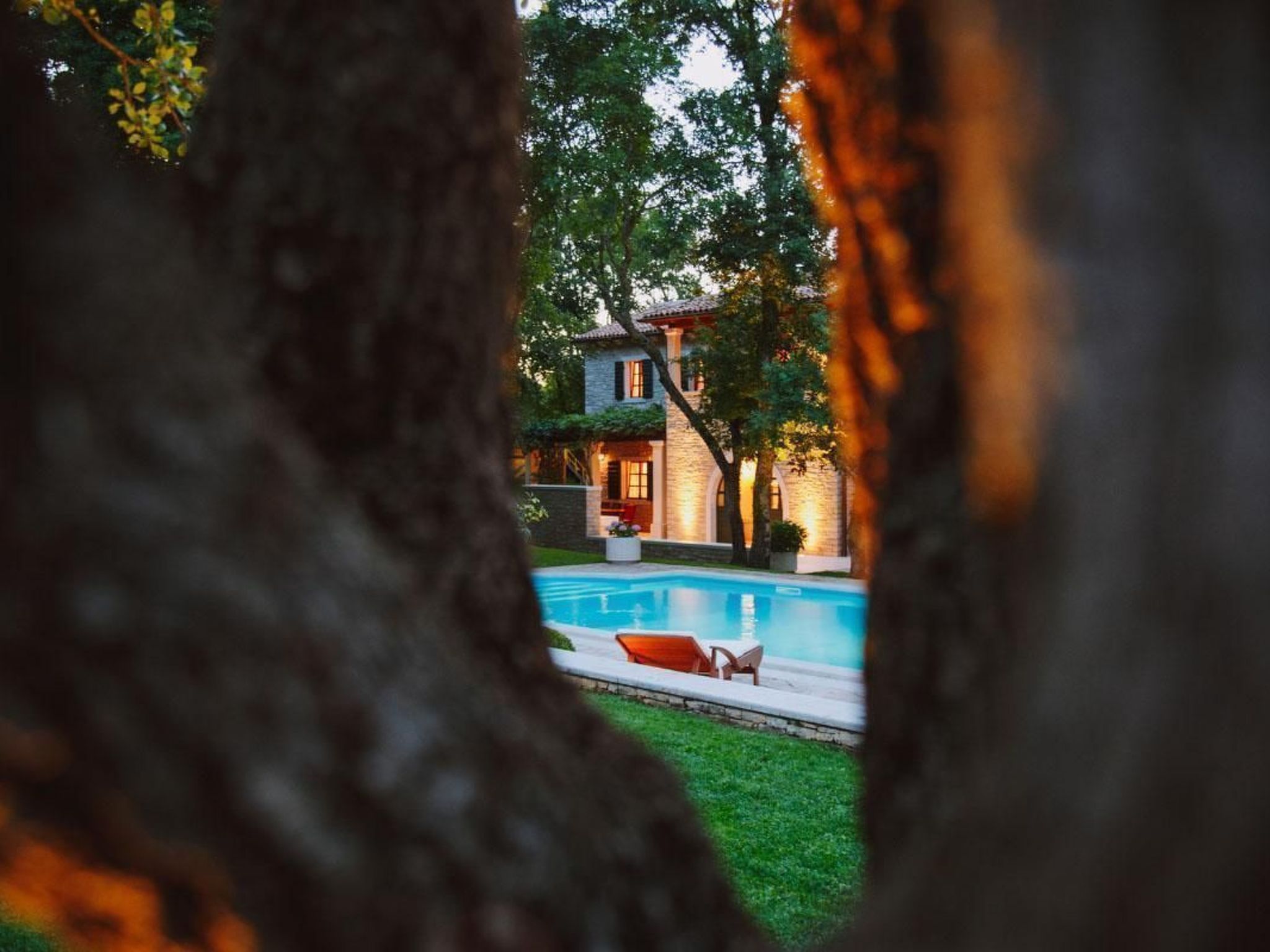 Luxusvilla mit Garten und Pool sowie herrlicher Aussicht - Image-tags.info