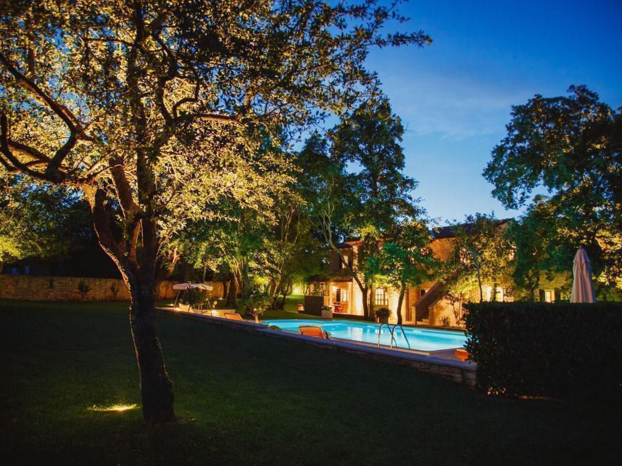 Luxusvilla mit Garten und Pool sowie herrlicher Aussicht - Image-tags.info