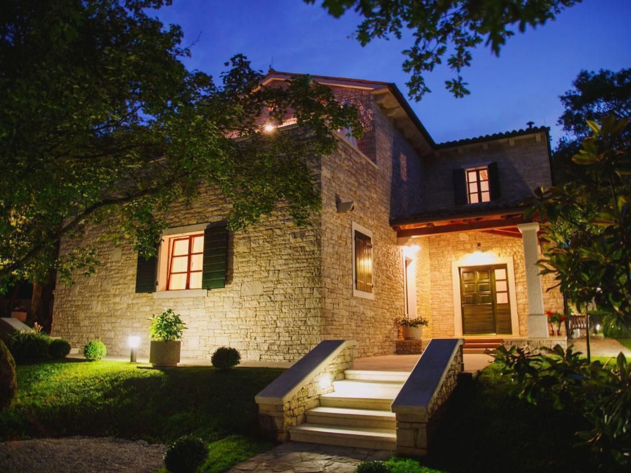 Luxusvilla mit Garten und Pool sowie herrlicher Aussicht - Image-tags.info