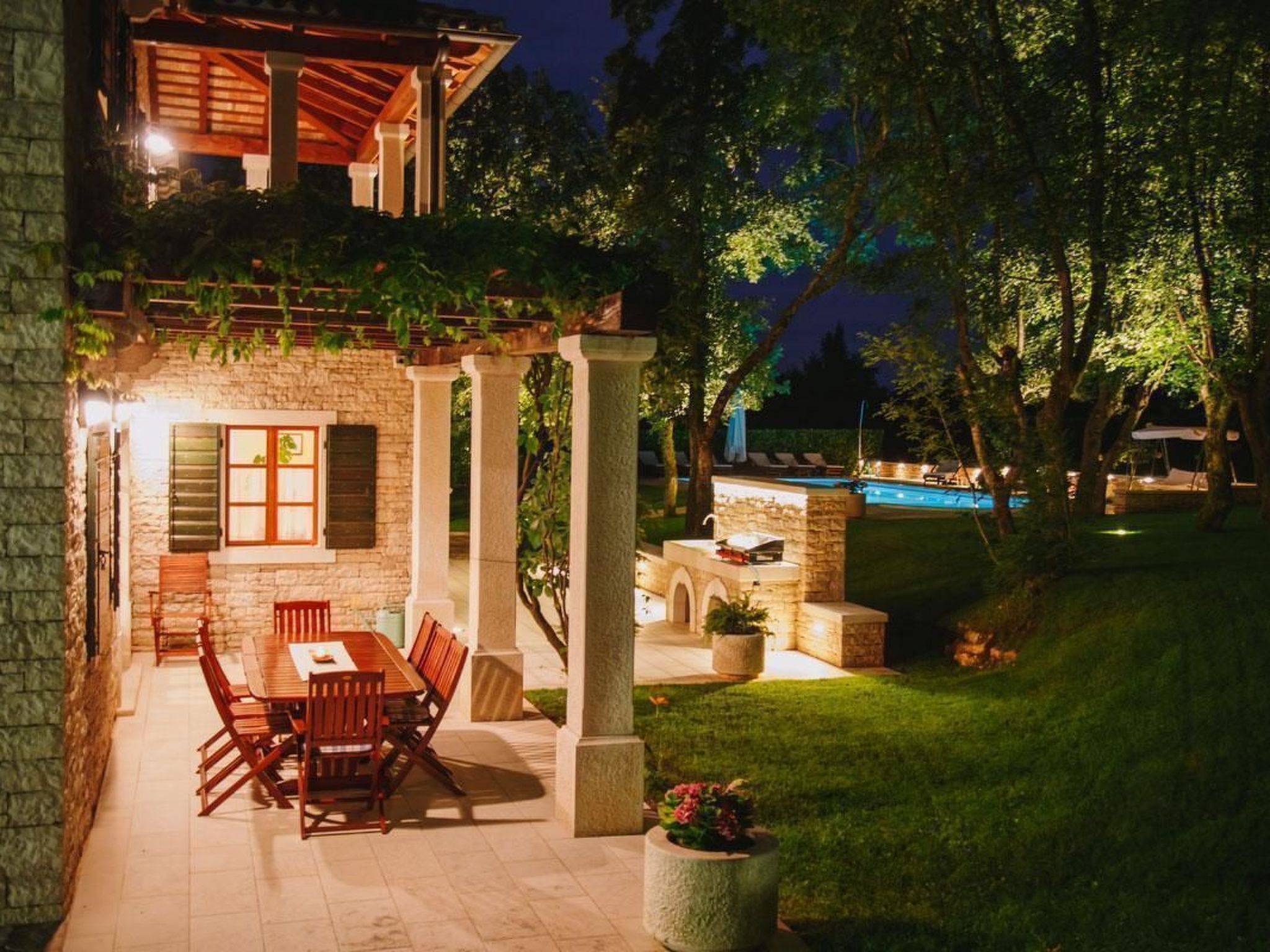 Luxusvilla mit Garten und Pool sowie herrlicher Aussicht - Image-tags.info