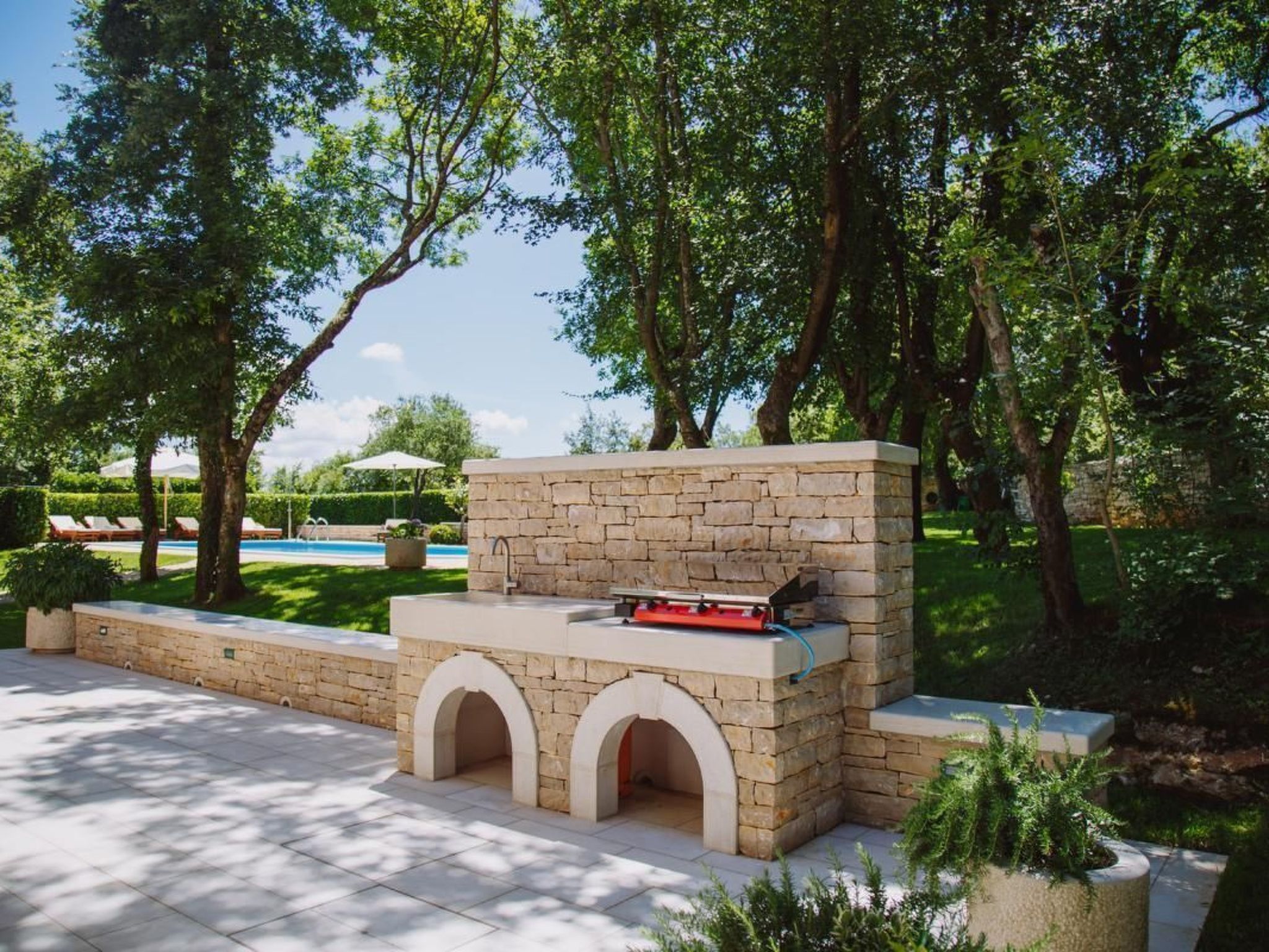 Luxusvilla mit Garten und Pool sowie herrlicher Aussicht - Image-tags.info