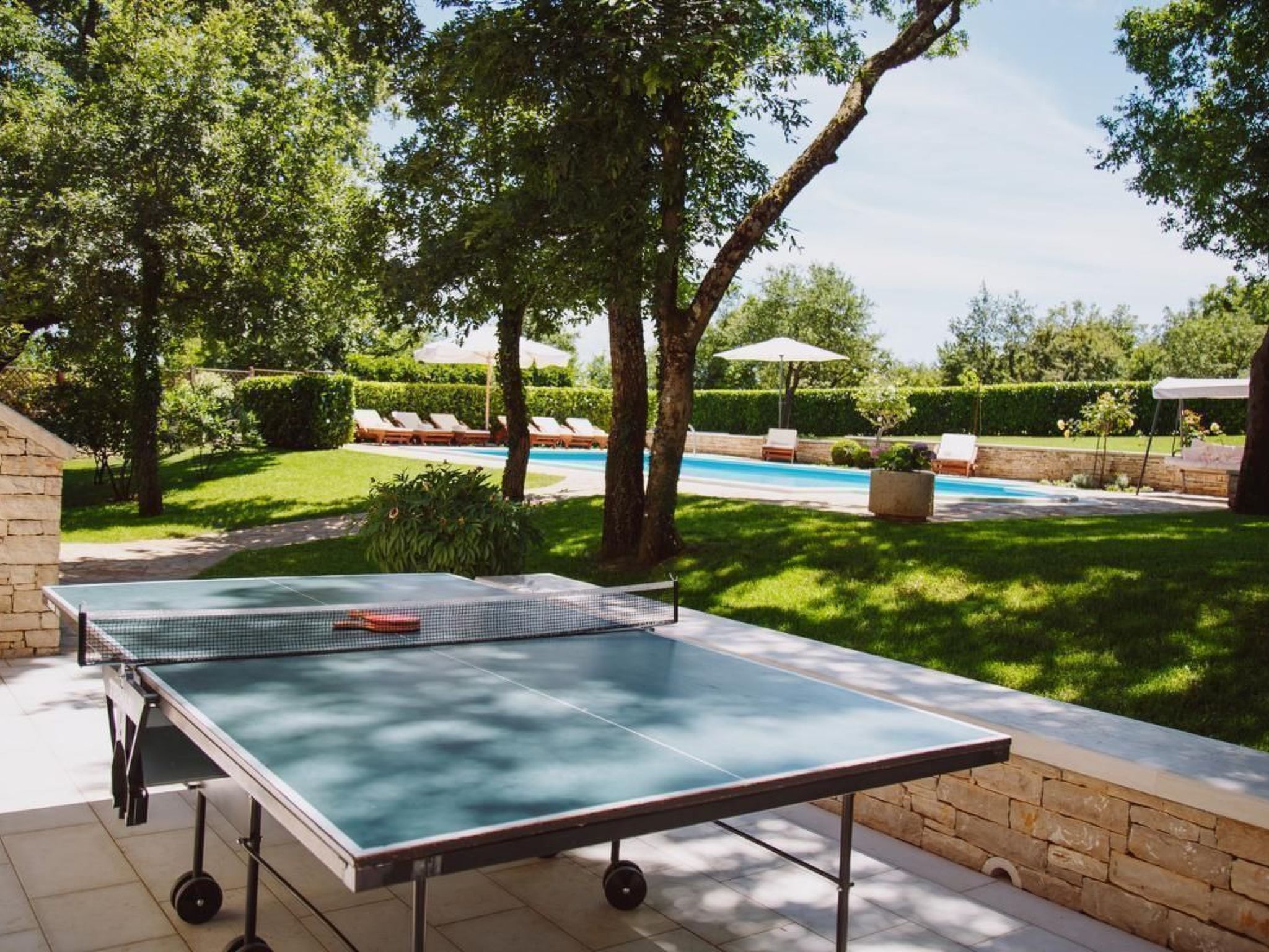 Luxusvilla mit Garten und Pool sowie herrlicher Aussicht - Image-tags.info