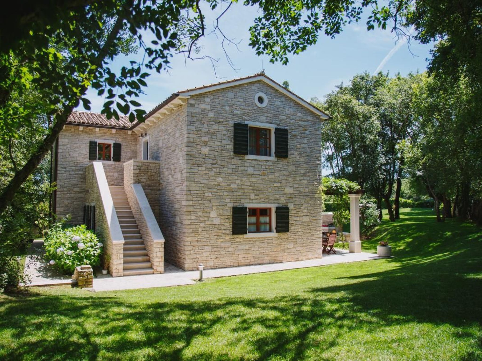 Luxusvilla mit Garten und Pool sowie herrlicher Aussicht - Image-tags.info