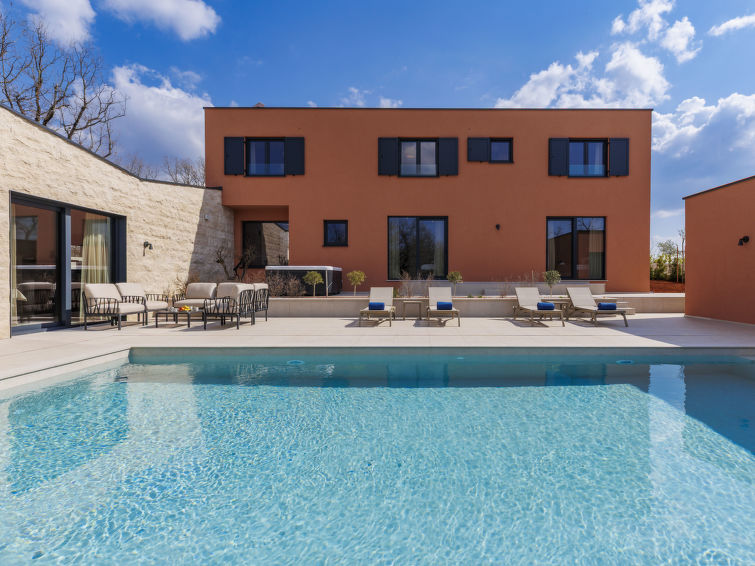10-persoons vakantiehuis La Terra in Tinjan met privézwembad en whirlpool in Tinjan