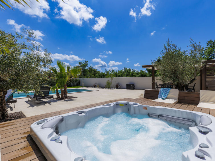 Whirlpool en verwarmd zwembad in luxe Villa Sandro, Poreč in Poreč