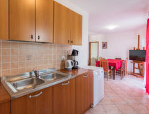 Ruim appartement in Tar met zwembad, tuin en vlakbij zee voor 8 personen - thumbnail 4