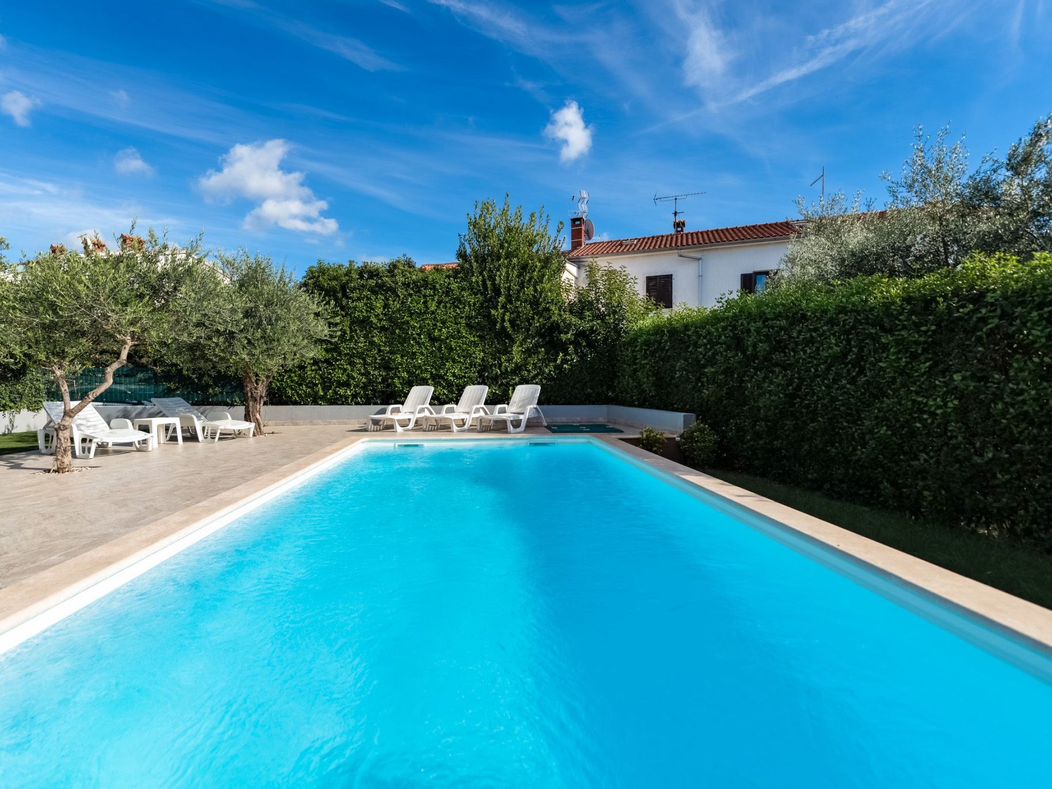 Mit Pool, großer Garten