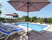 Vrijstaande vakantiewoning Glavica met privézwembad in groene omgeving bij Poreč - thumbnail 1
