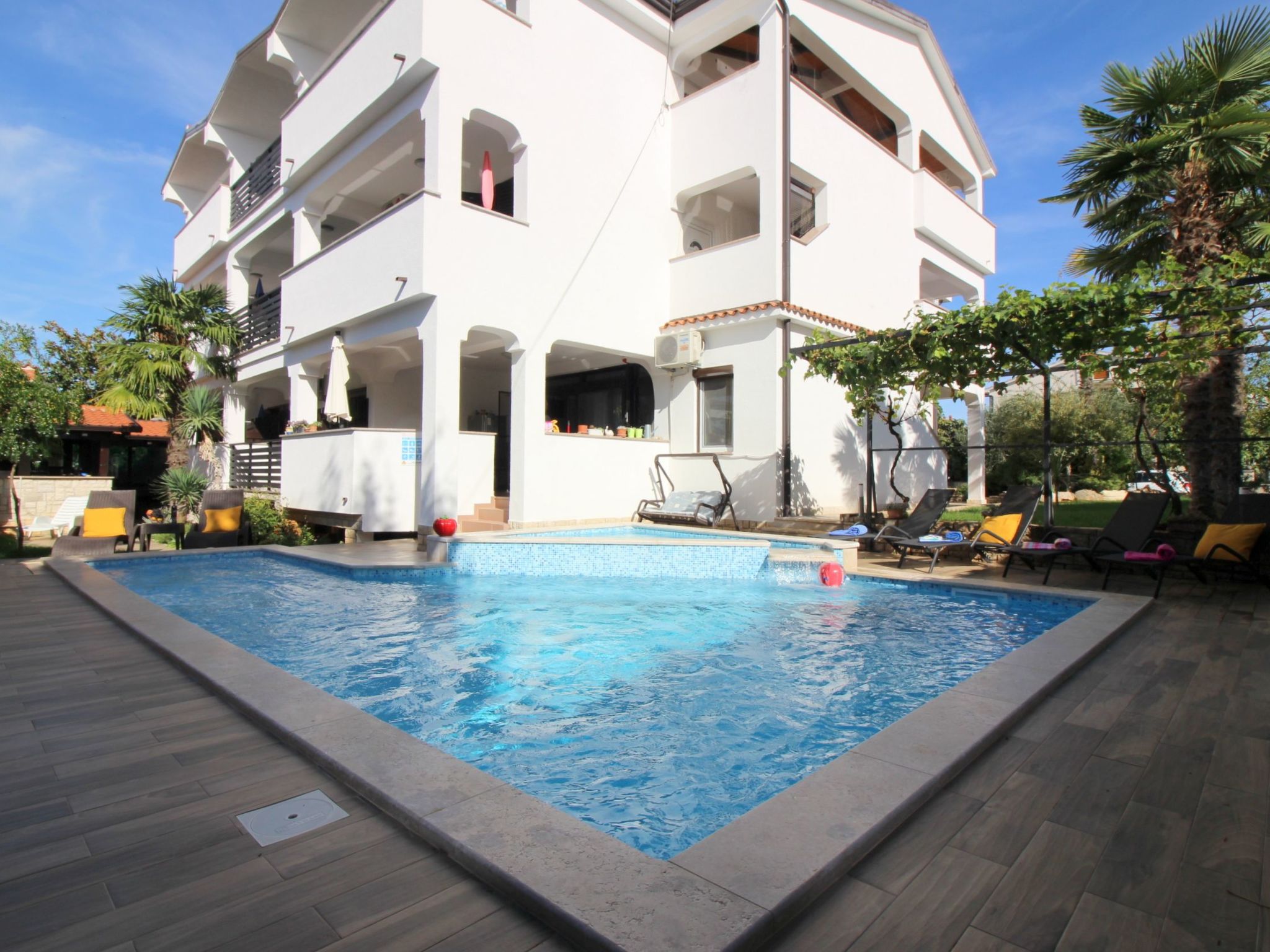 Photo of Lili mit Pool, Grill und Parkplatz