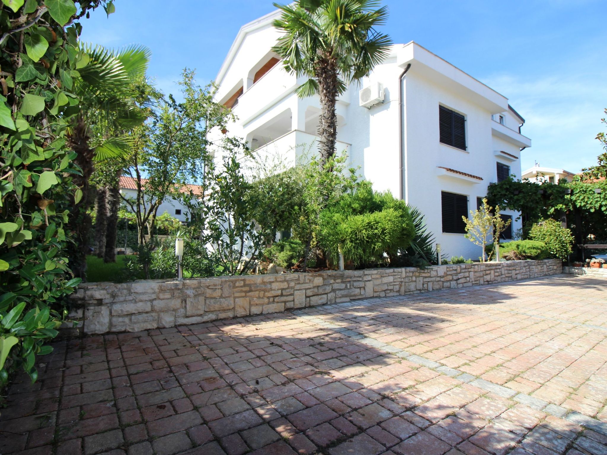 Photo of Lili mit Pool, Grill und Parkplatz