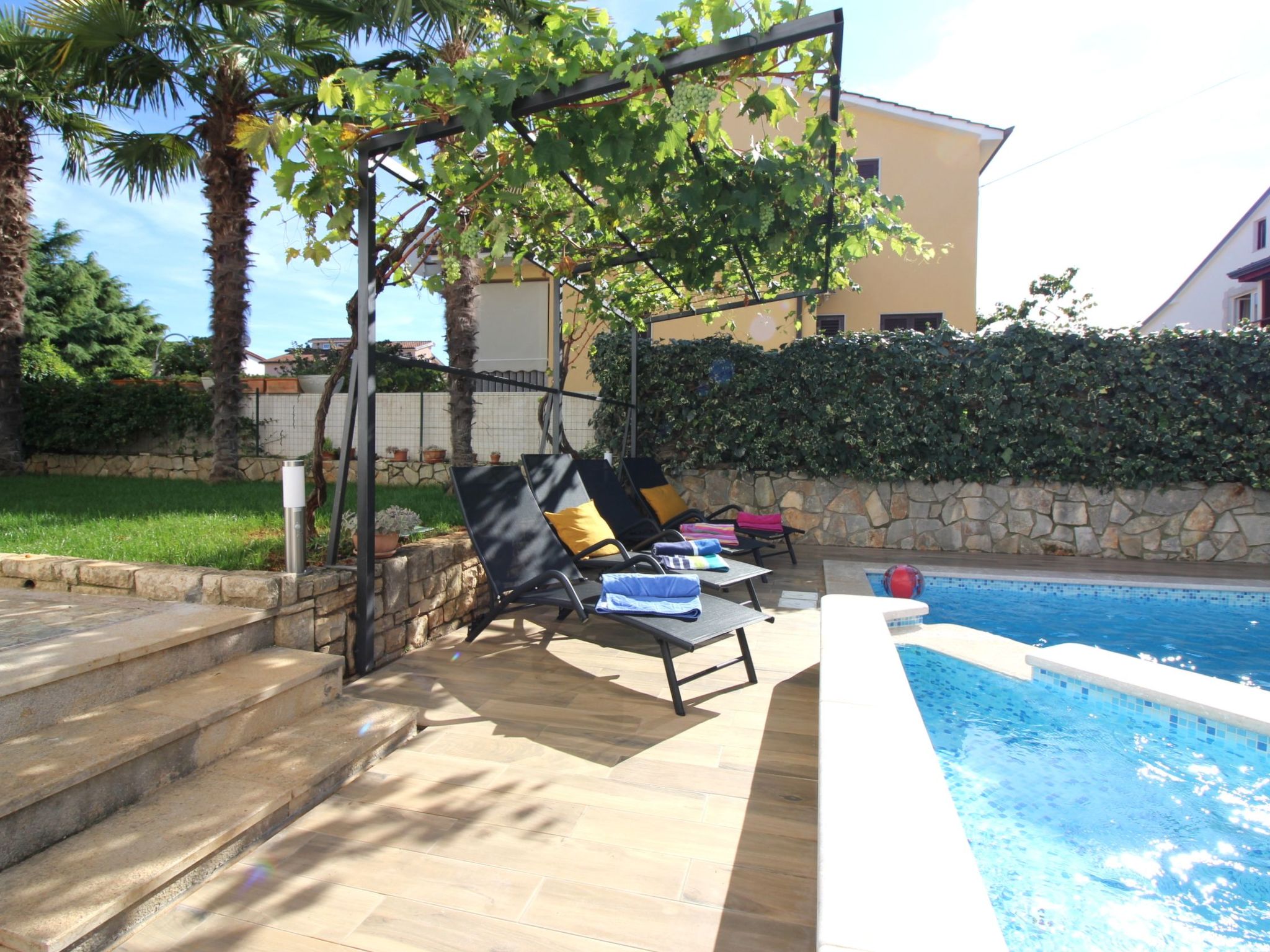 Photo of Lili mit Pool, Grill und Parkplatz