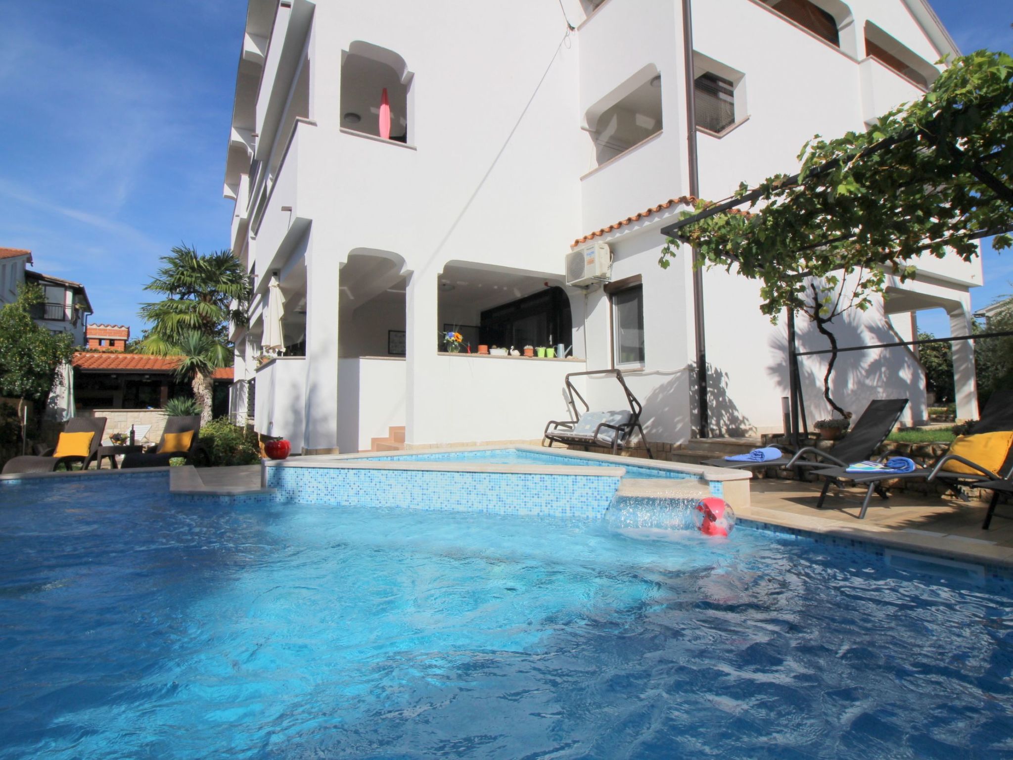 Photo of Lili mit Pool, Grill und Parkplatz