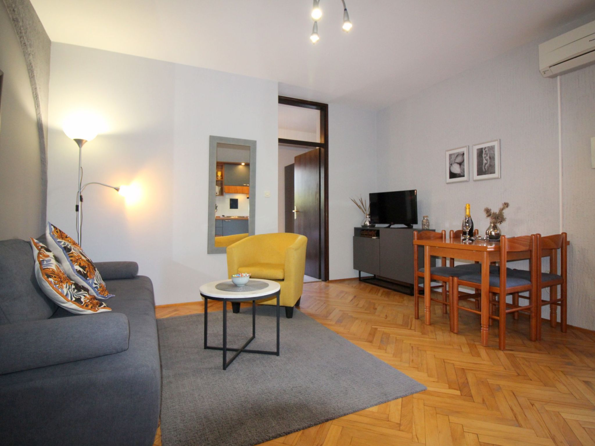 Photo of Lili mit Pool, Grill und Parkplatz