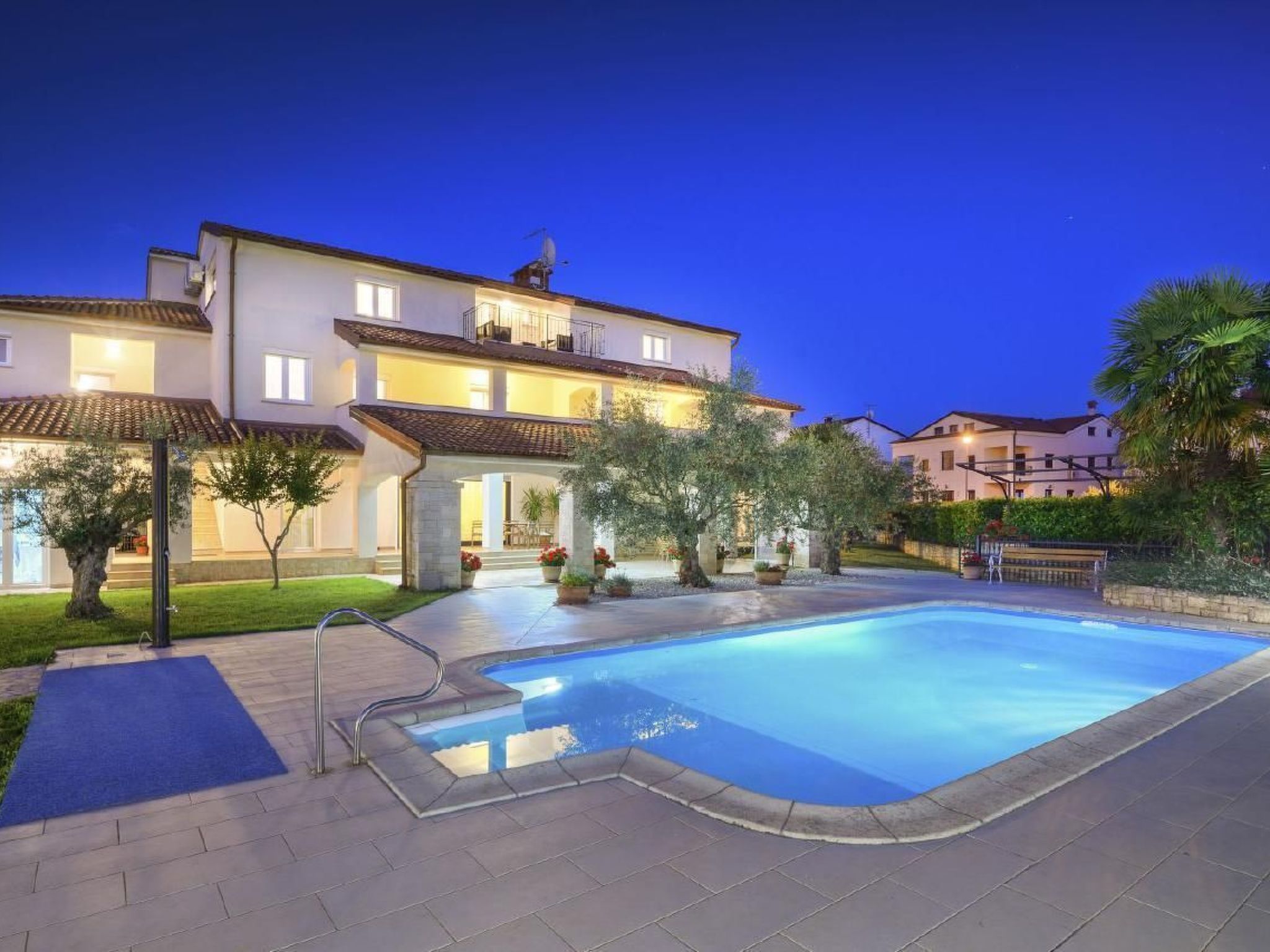 Paradiso 1 mit Pool-Dehors