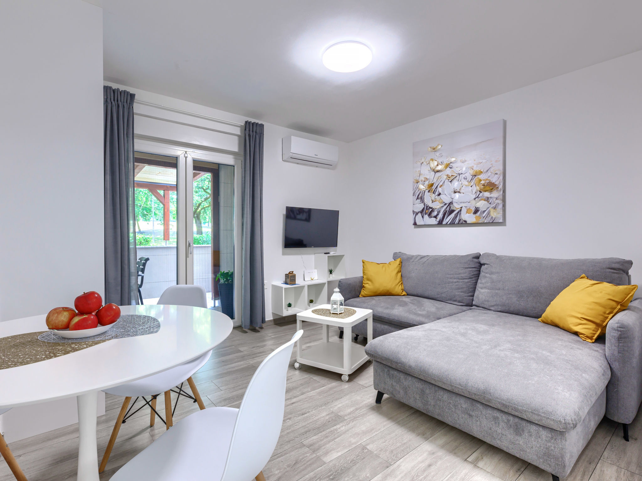 Appartement 2-kamers 35 m2, op de begane grond. Mooi ingericht: woon-/slaapkamer met 1 2-pers divanbed (140 cm, lengte 200 cm), TV en air-conditioning. Uitgang naar het terras. 1 kamer met 1 2-pers be..