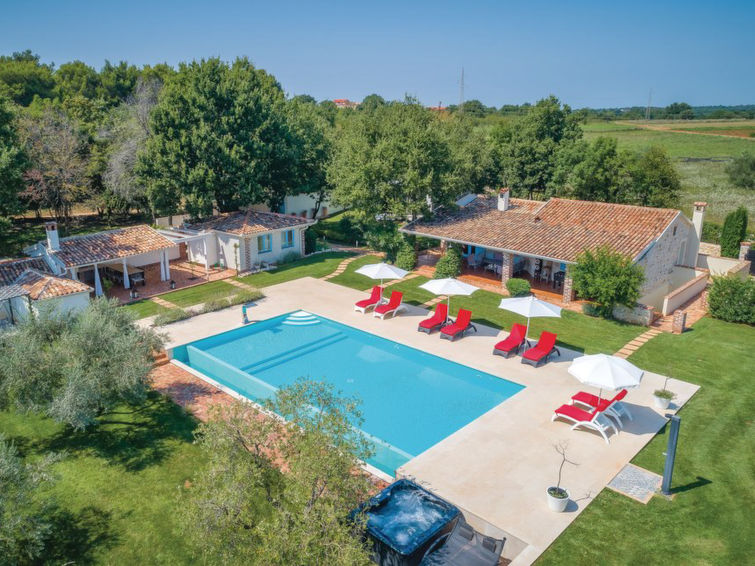 10-persoons vakantiehuis met privézwembad en whirlpool in Tar in Poreč/Tar