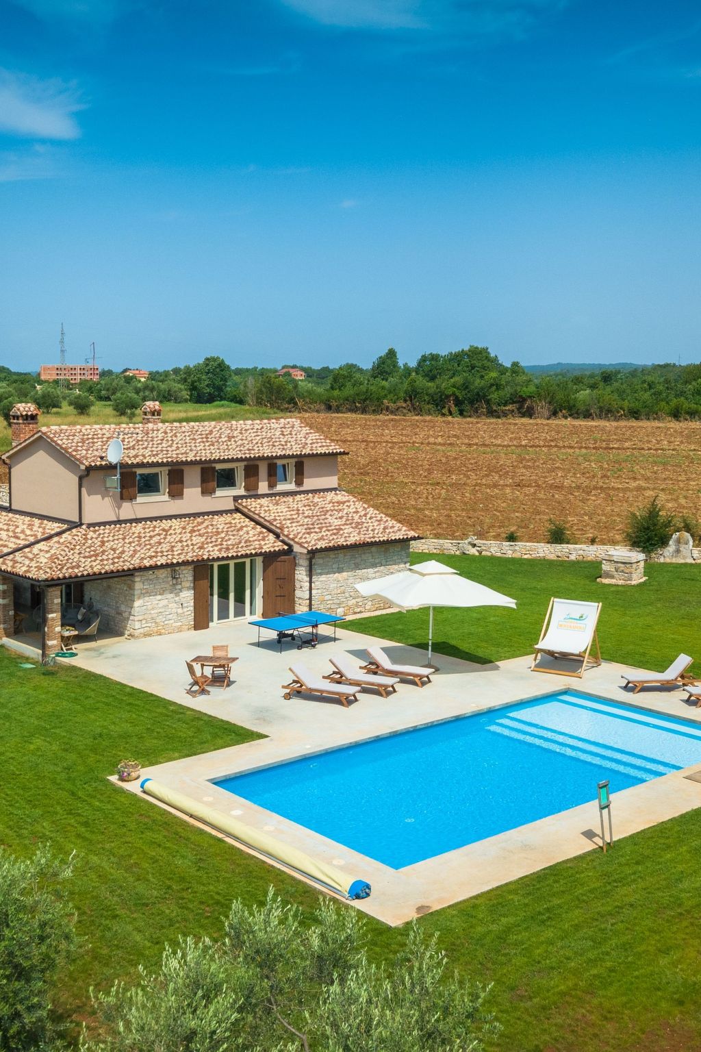 Welcome to our beautiful country house near Tar, Croatia, an oasis of tranquillity perfect for your next holiday. With its two-storey architecture, stunning swimming pool and idyllic location, this vi..