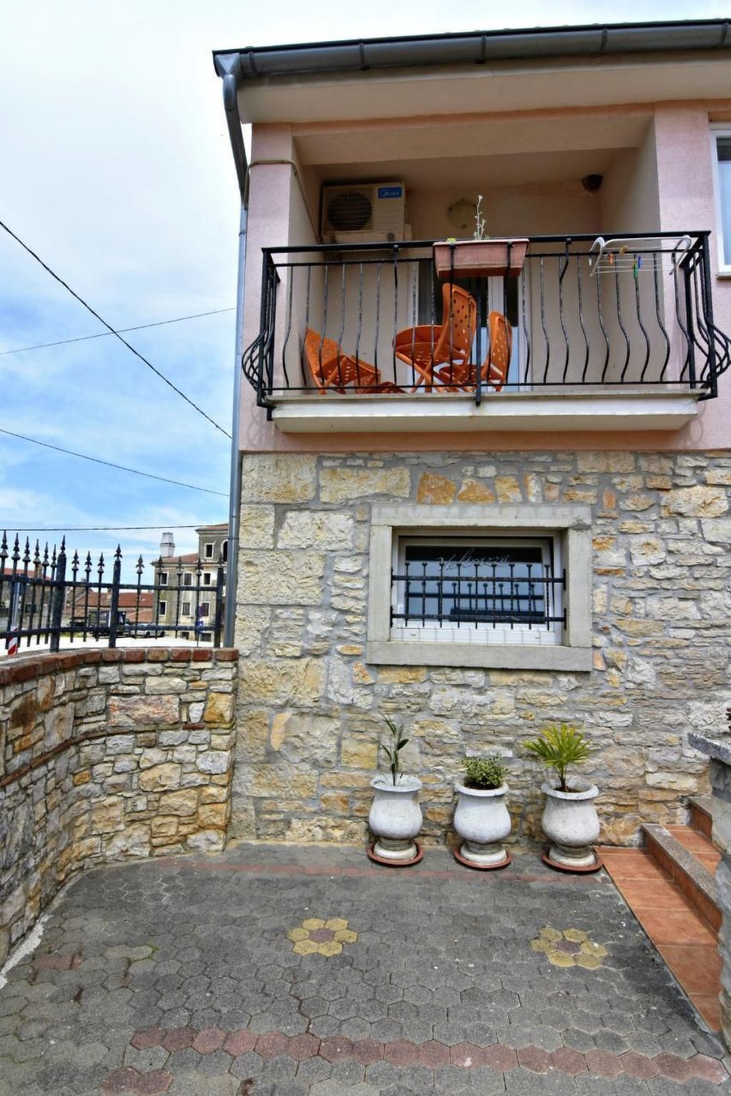 Noemi1-Image-tags.info